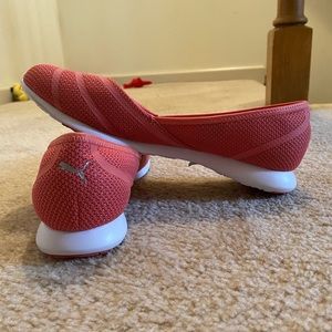 Stylish pink Puma slip ons woman’s 9 shoe. Almost new in great condition.